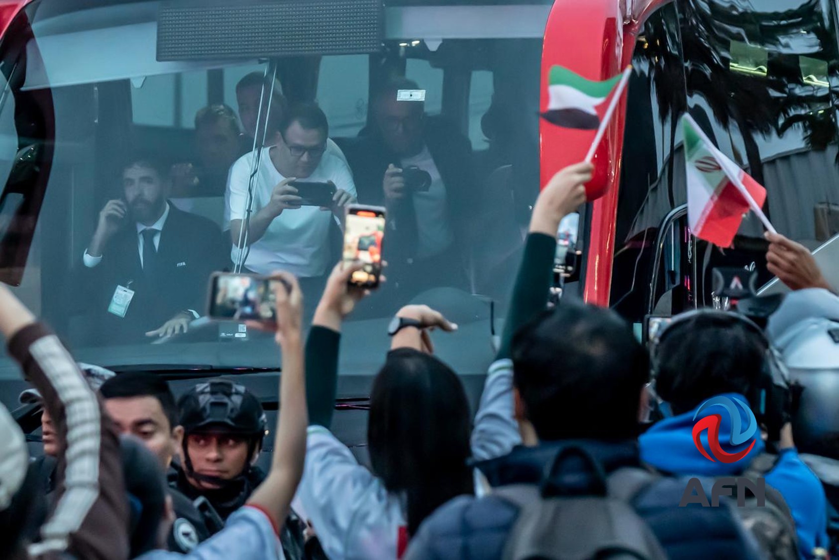 Aficionados madrugaron para recibir a la selección de Irán en el Aeropuerto de Tijuana