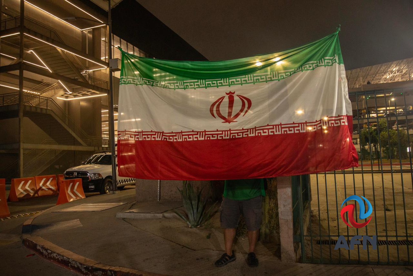 Aficionados madrugaron para recibir a la selección de Irán en el Aeropuerto de Tijuana