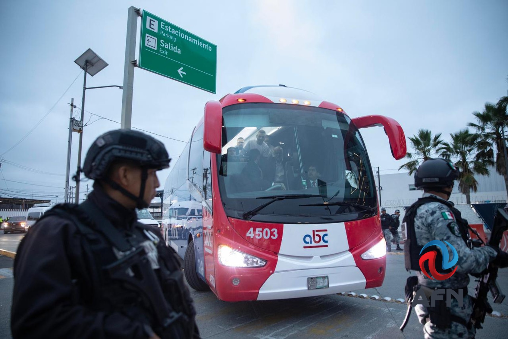Aficionados madrugaron para recibir a la selección de Irán en el Aeropuerto de Tijuana