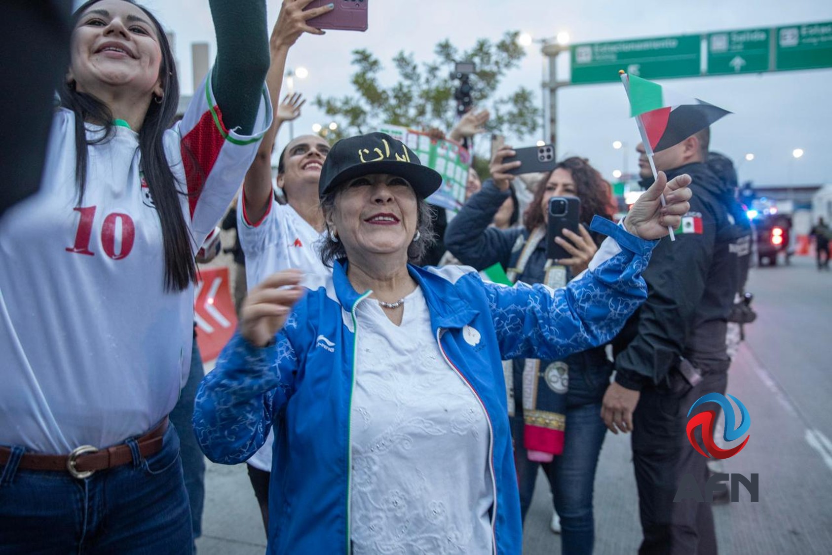 Aficionados madrugaron para recibir a la selección de Irán en el Aeropuerto de Tijuana