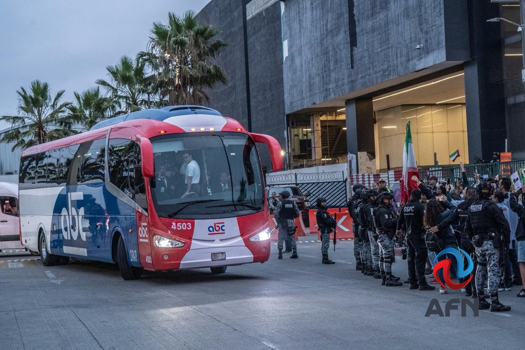 Aficionados madrugaron para recibir a la selección de Irán en el Aeropuerto de Tijuana
