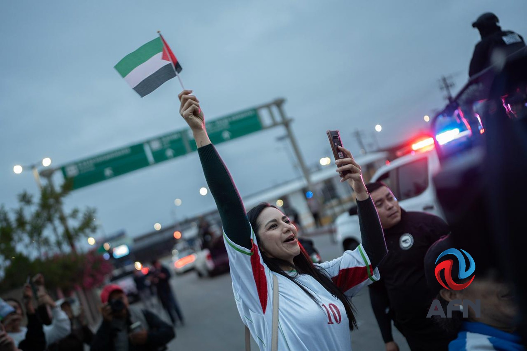 Aficionados madrugaron para recibir a la selección de Irán en el Aeropuerto de Tijuana