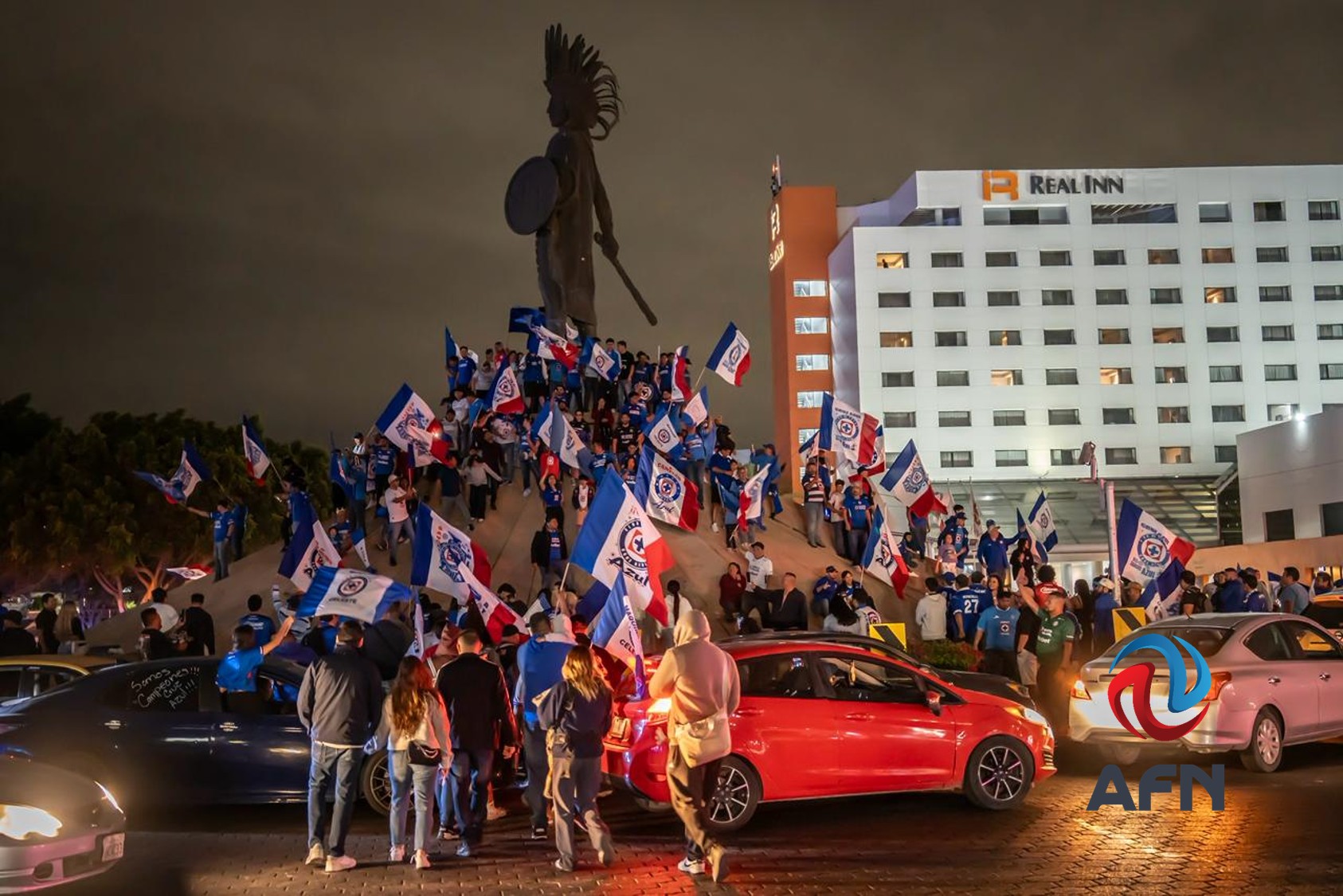 Aficionados del Cruz Azul celebraron campeonato en la glorieta Cuauhtémoc 
