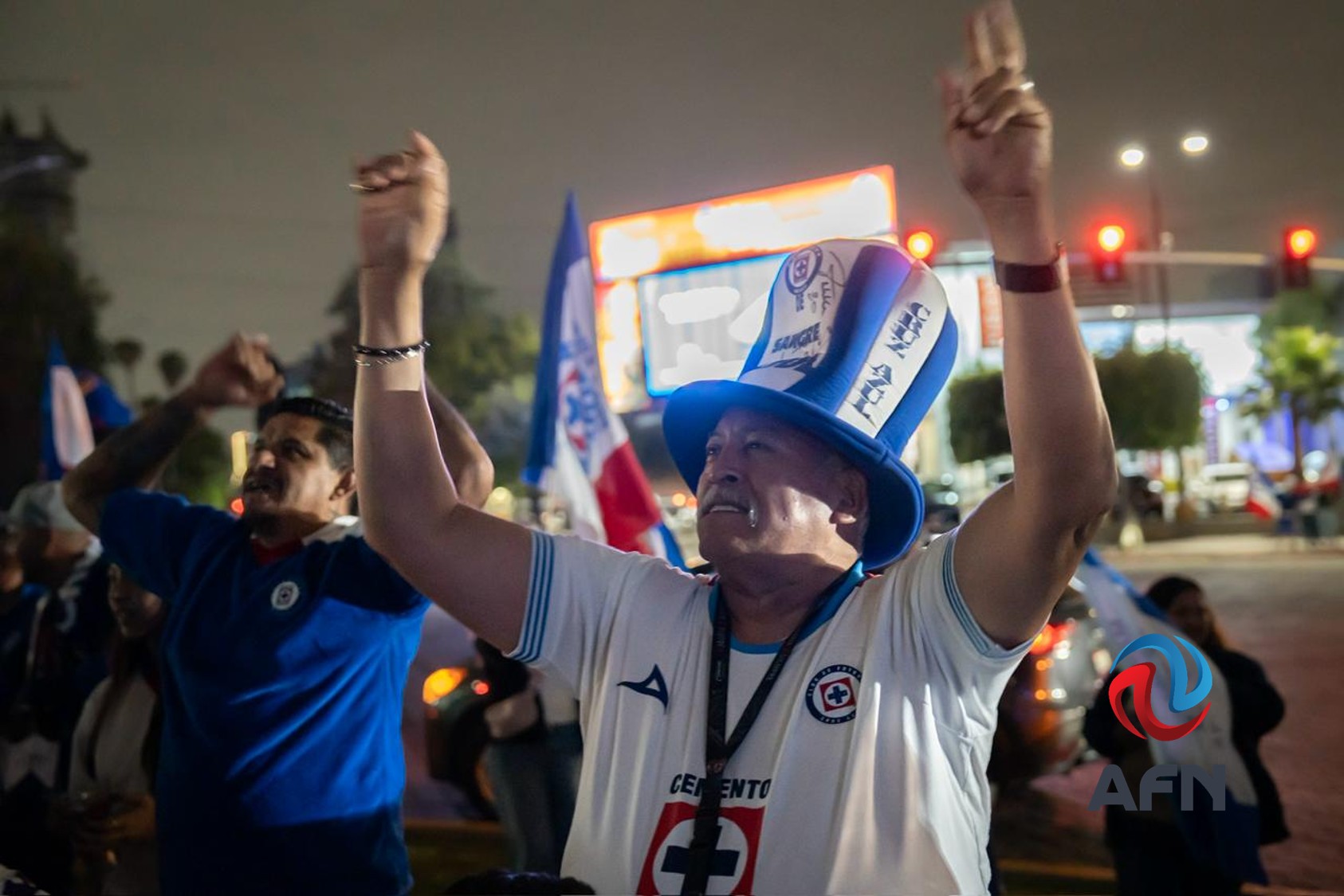 Aficionados del Cruz Azul celebraron campeonato en la glorieta Cuauhtémoc 