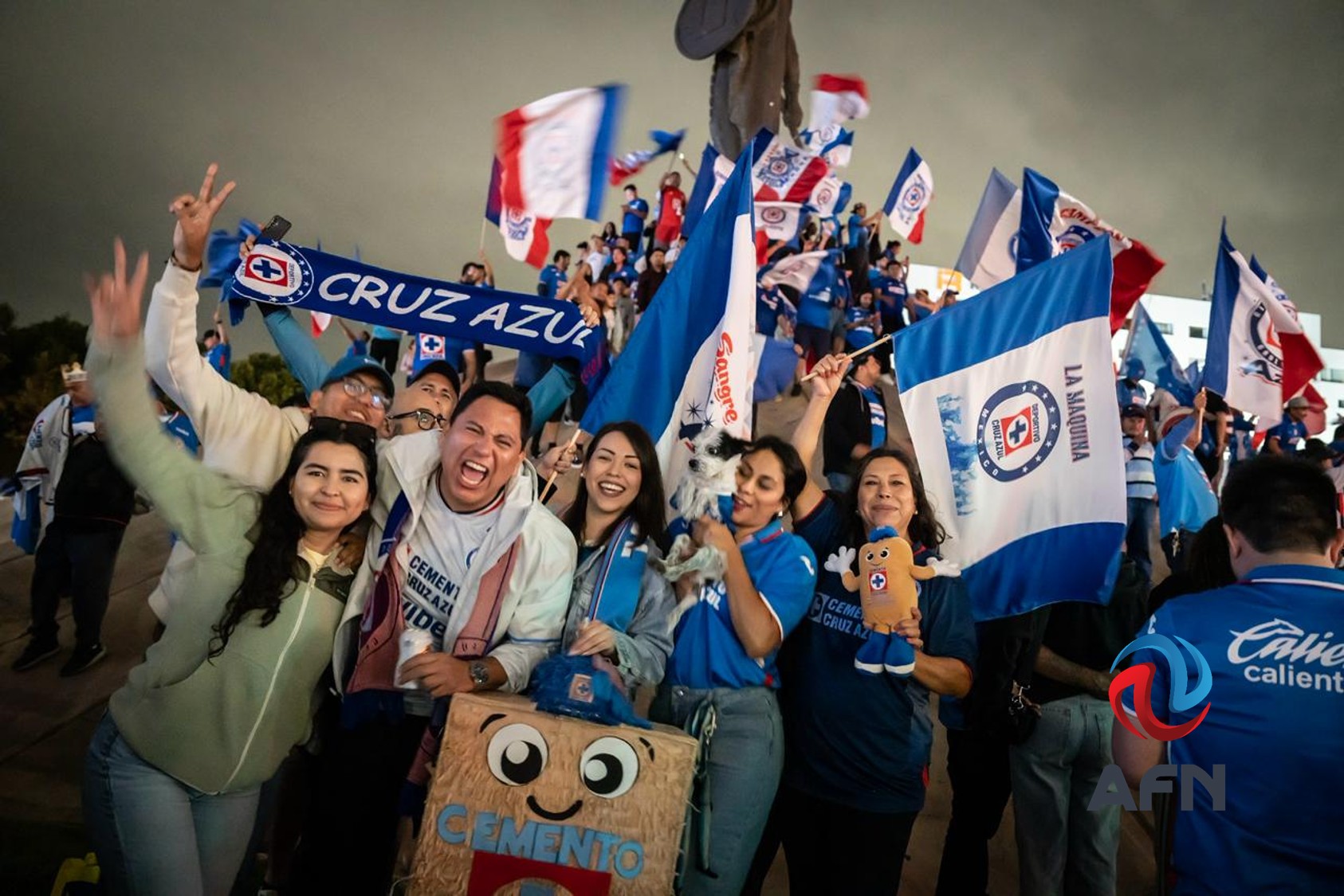 Aficionados del Cruz Azul celebraron campeonato en la glorieta Cuauhtémoc 