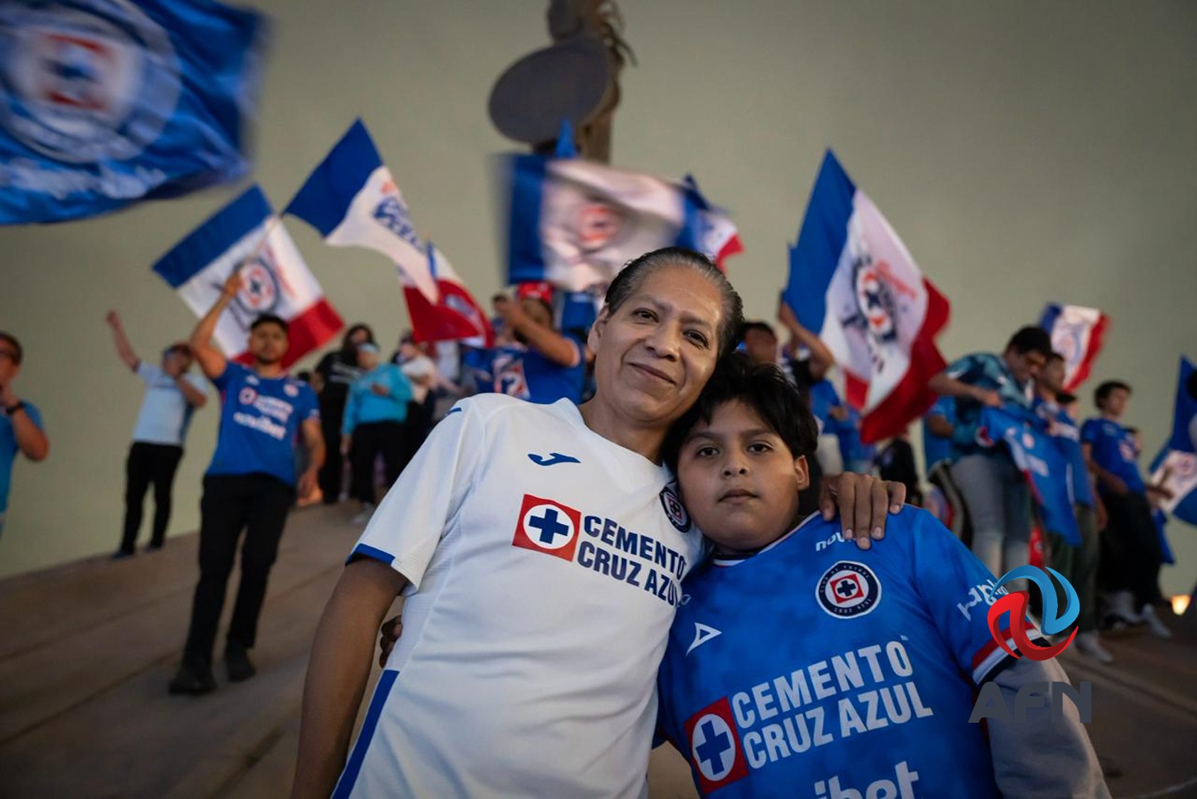 Aficionados del Cruz Azul celebraron campeonato en la glorieta Cuauhtémoc 