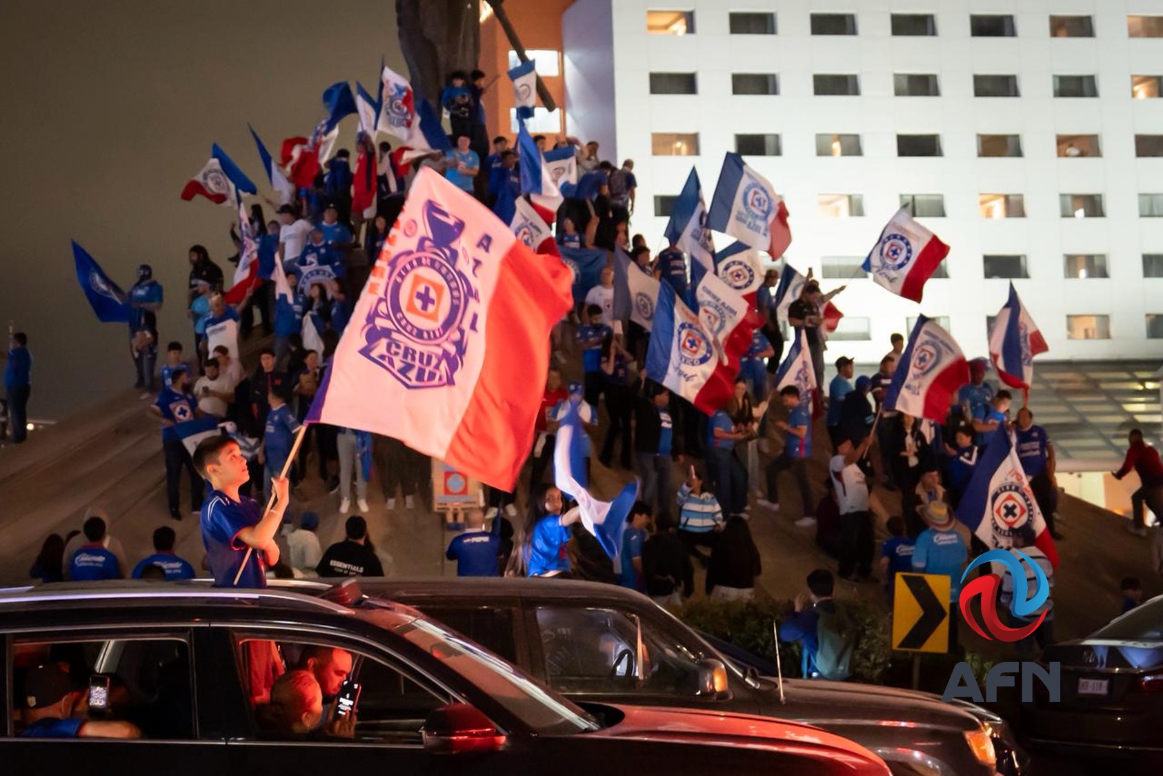 Aficionados del Cruz Azul celebraron campeonato en la glorieta Cuauhtémoc 
