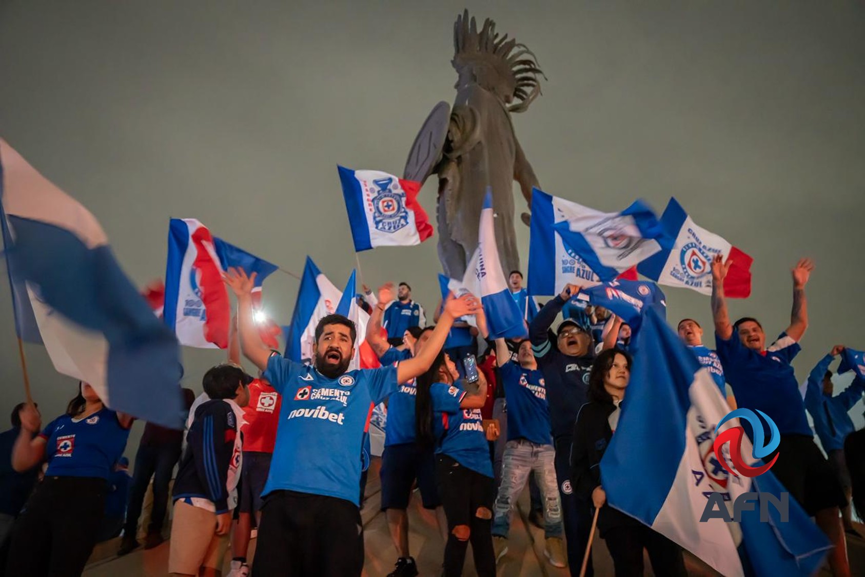 Aficionados del Cruz Azul celebraron campeonato en la glorieta Cuauhtémoc 