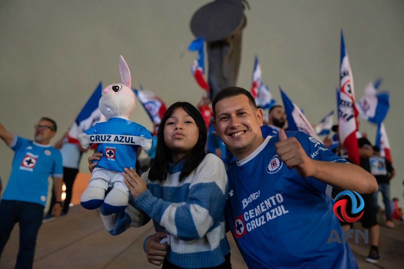 Aficionados del Cruz Azul celebraron campeonato en la glorieta Cuauhtémoc 