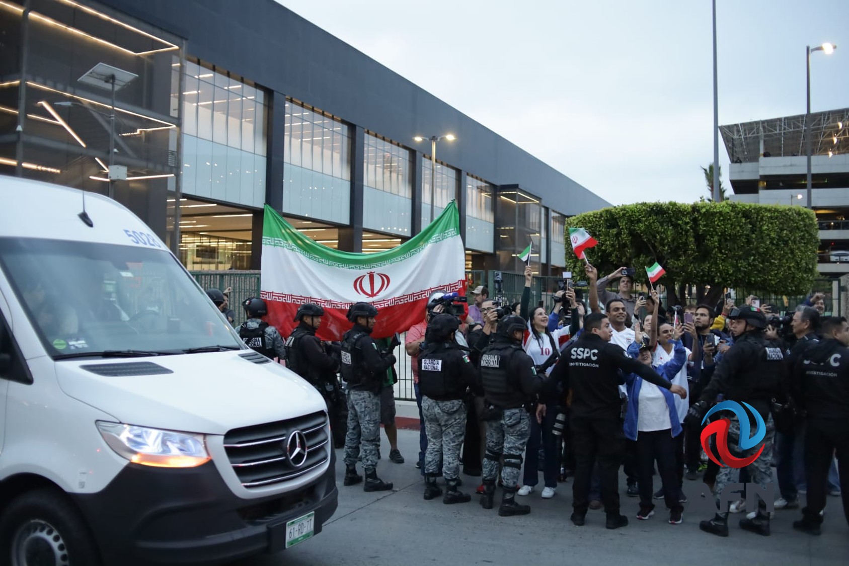 Aficionados madrugaron para recibir a la selección de Irán en el Aeropuerto de Tijuana