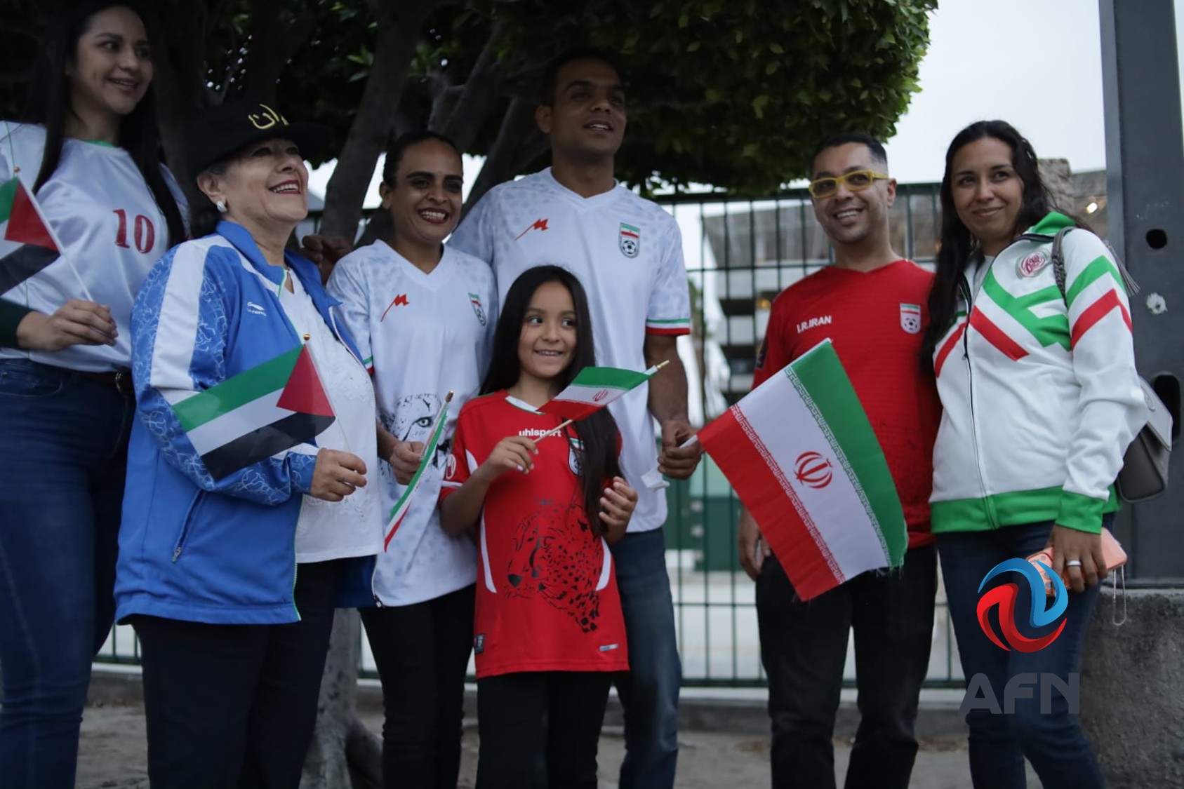Aficionados madrugaron para recibir a la selección de Irán en el Aeropuerto de Tijuana