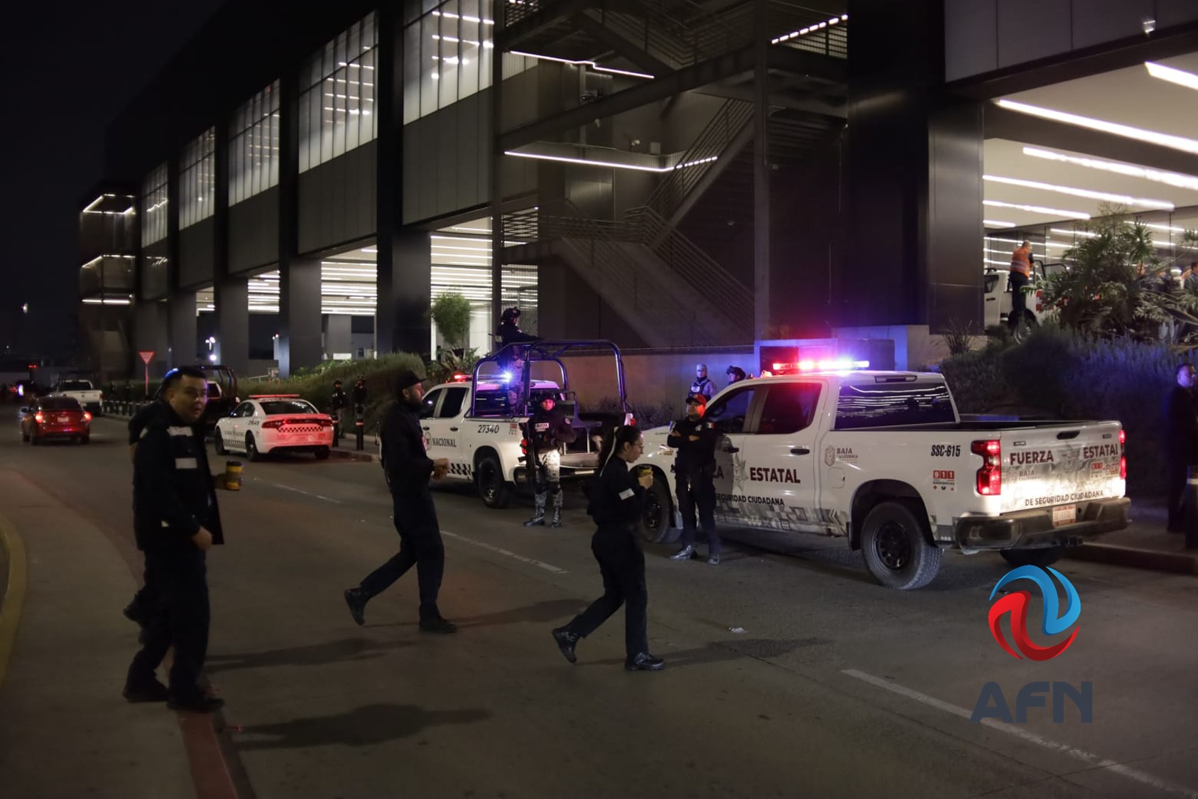 Aficionados madrugaron para recibir a la selección de Irán en el Aeropuerto de Tijuana