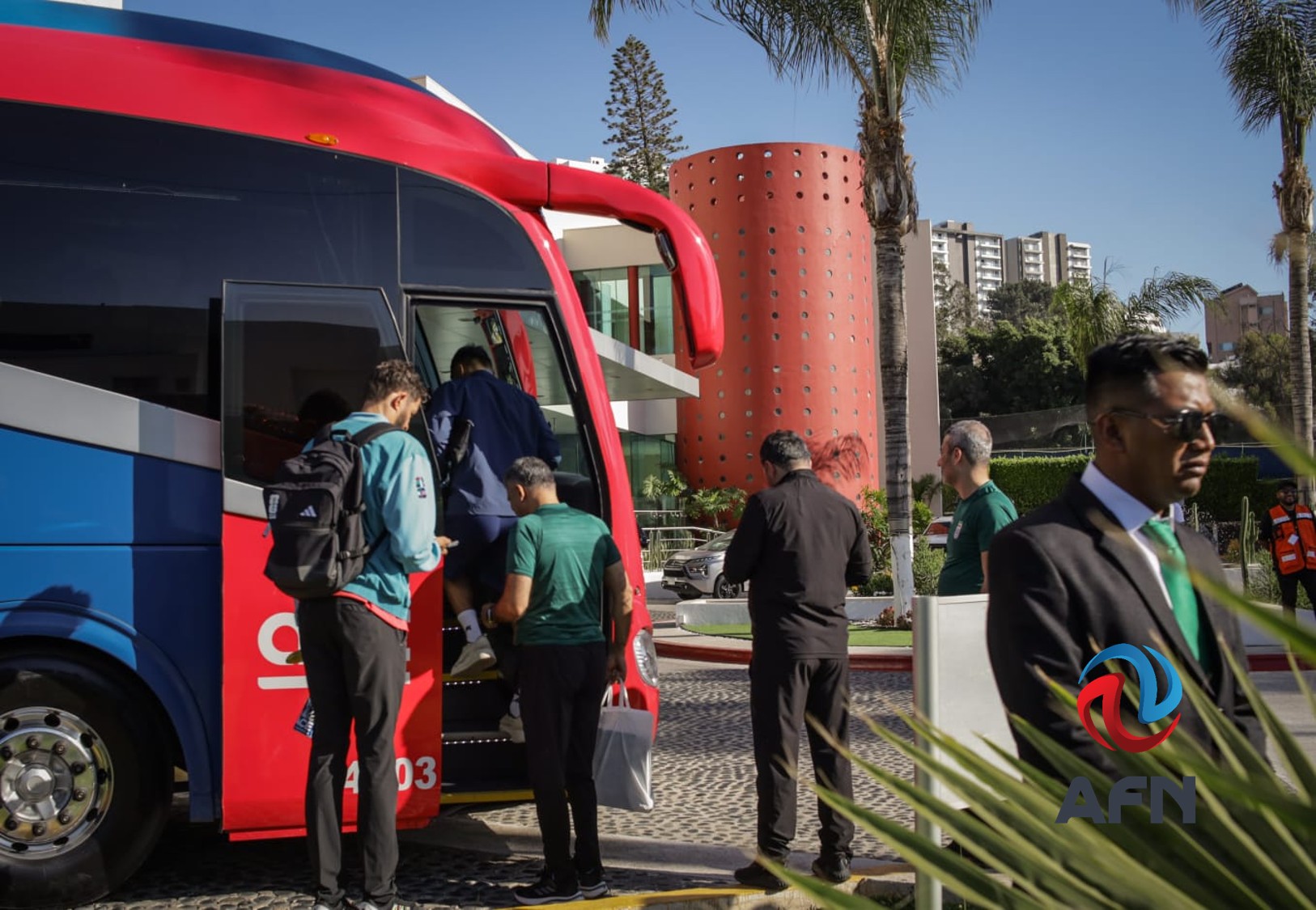 Aficionados mexicanos e iraníes manifiestan su apoyo a la selección de Irán en Tijuana