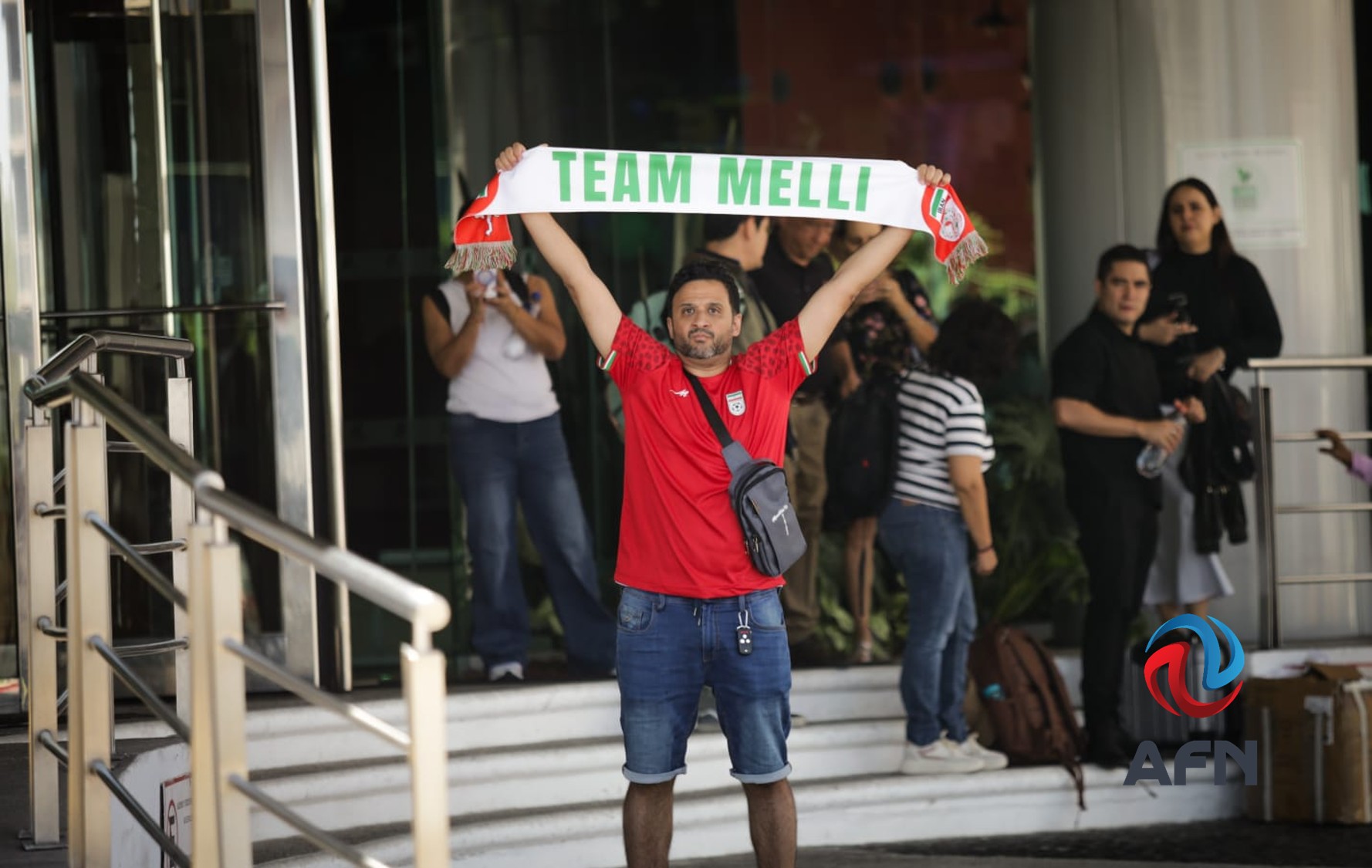 Aficionados mexicanos e iraníes manifiestan su apoyo a la selección de Irán en Tijuana