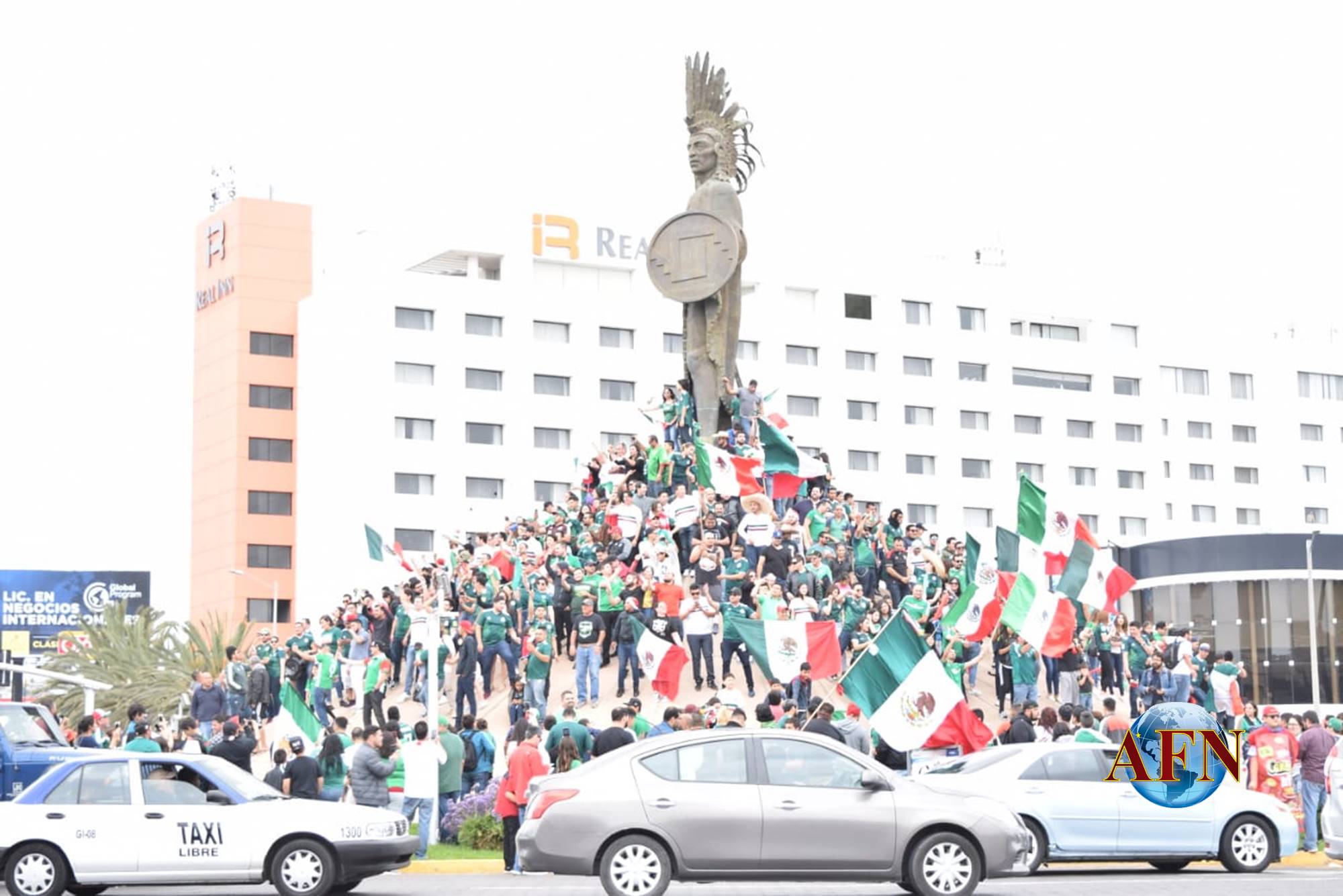 Aficionados festejan triunfo de México 