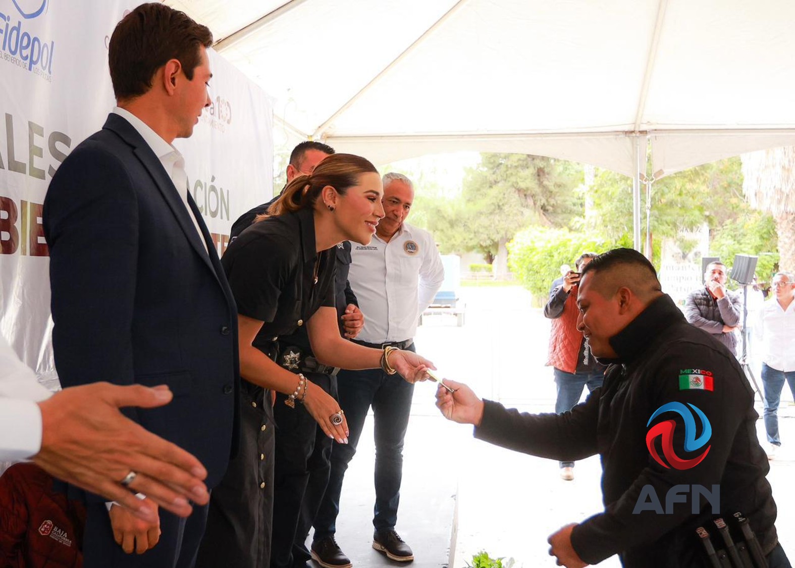 Dan credenciales para el ISSSTECALI a policías de Tecate