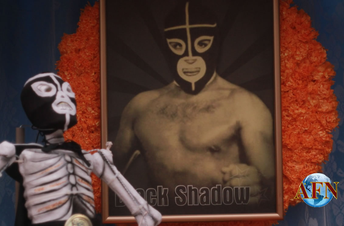 Dedican Altar de Muertos a luchadores
