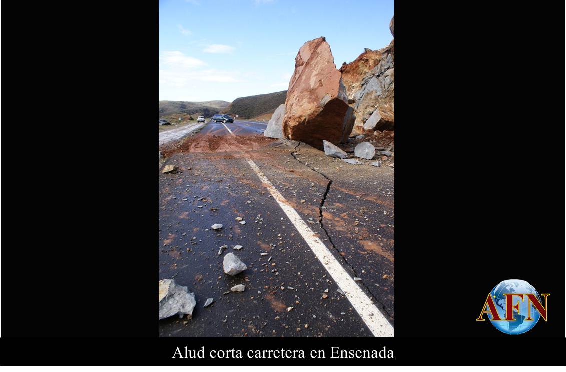 Alud corta carretera en Ensenada