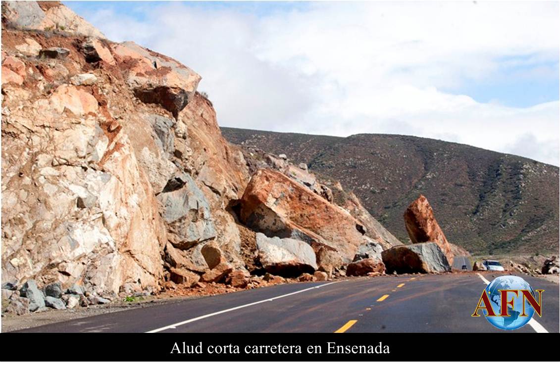 Alud corta carretera en Ensenada