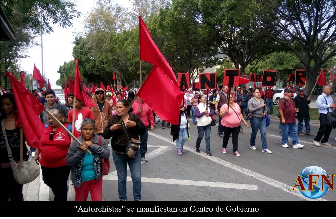 Antorchistas se manifiestan en Centro de Gobierno