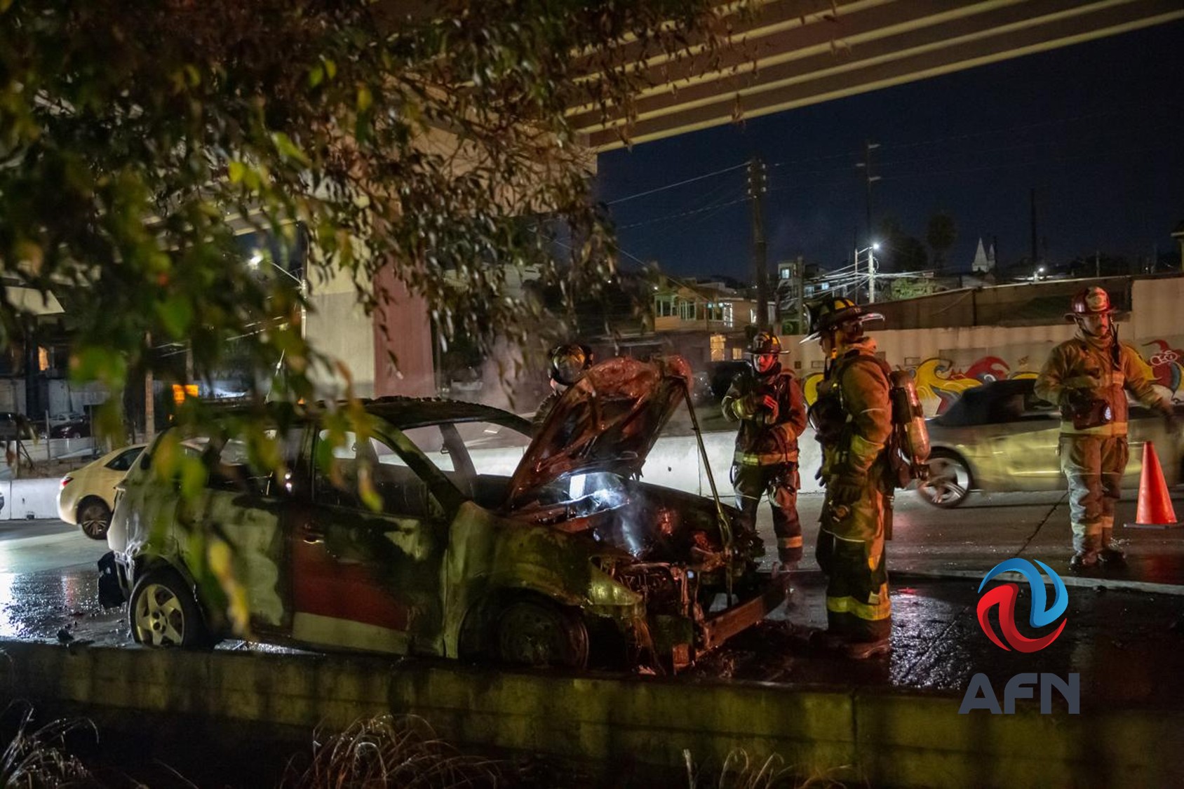 Apagan auto en llamas en la avenida Internacional