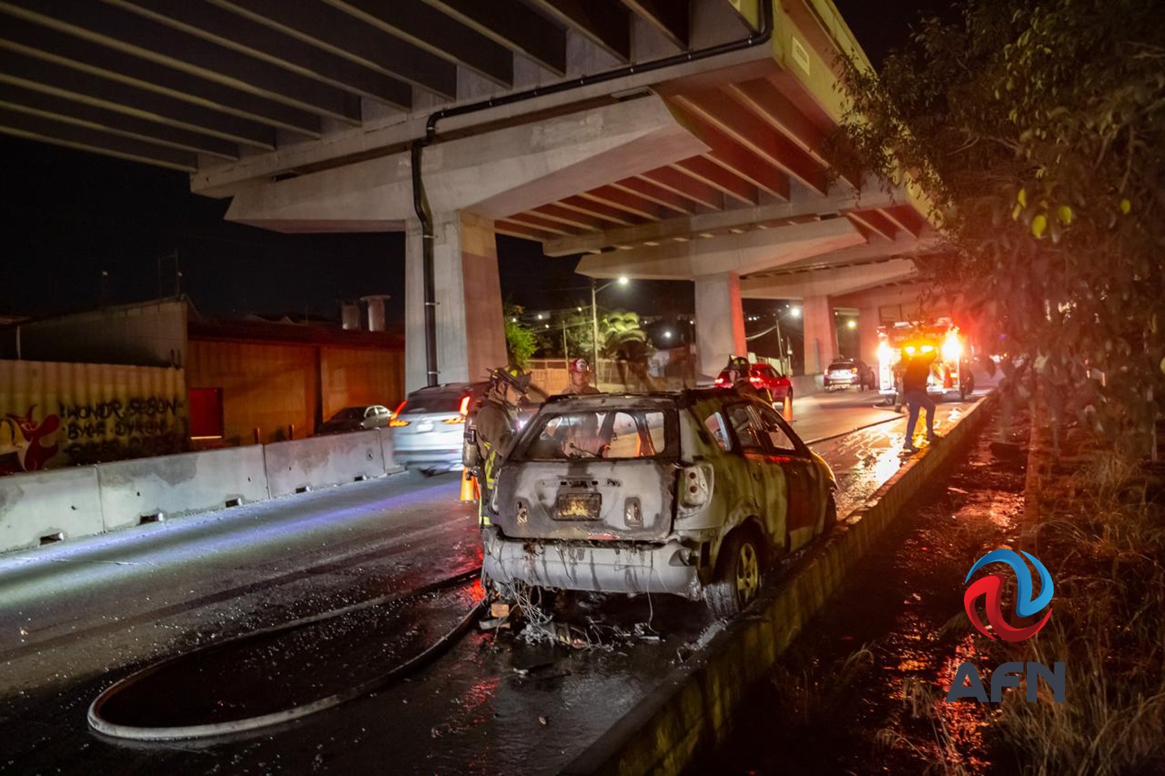 Apagan auto en llamas en la avenida Internacional