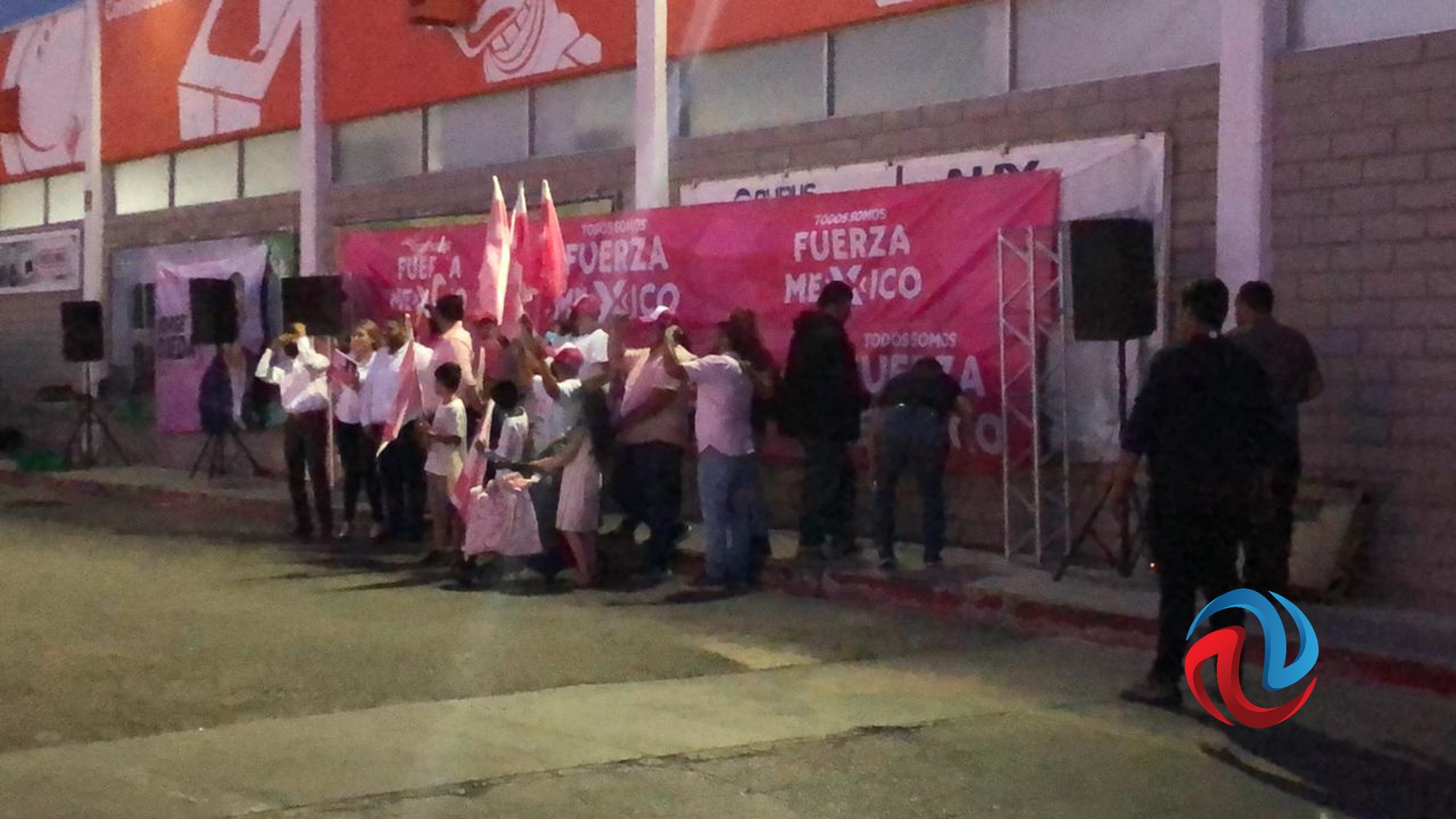 Simpatizantes de Hank, Ojeda y Lupita apostados cerca del lugar del debate 