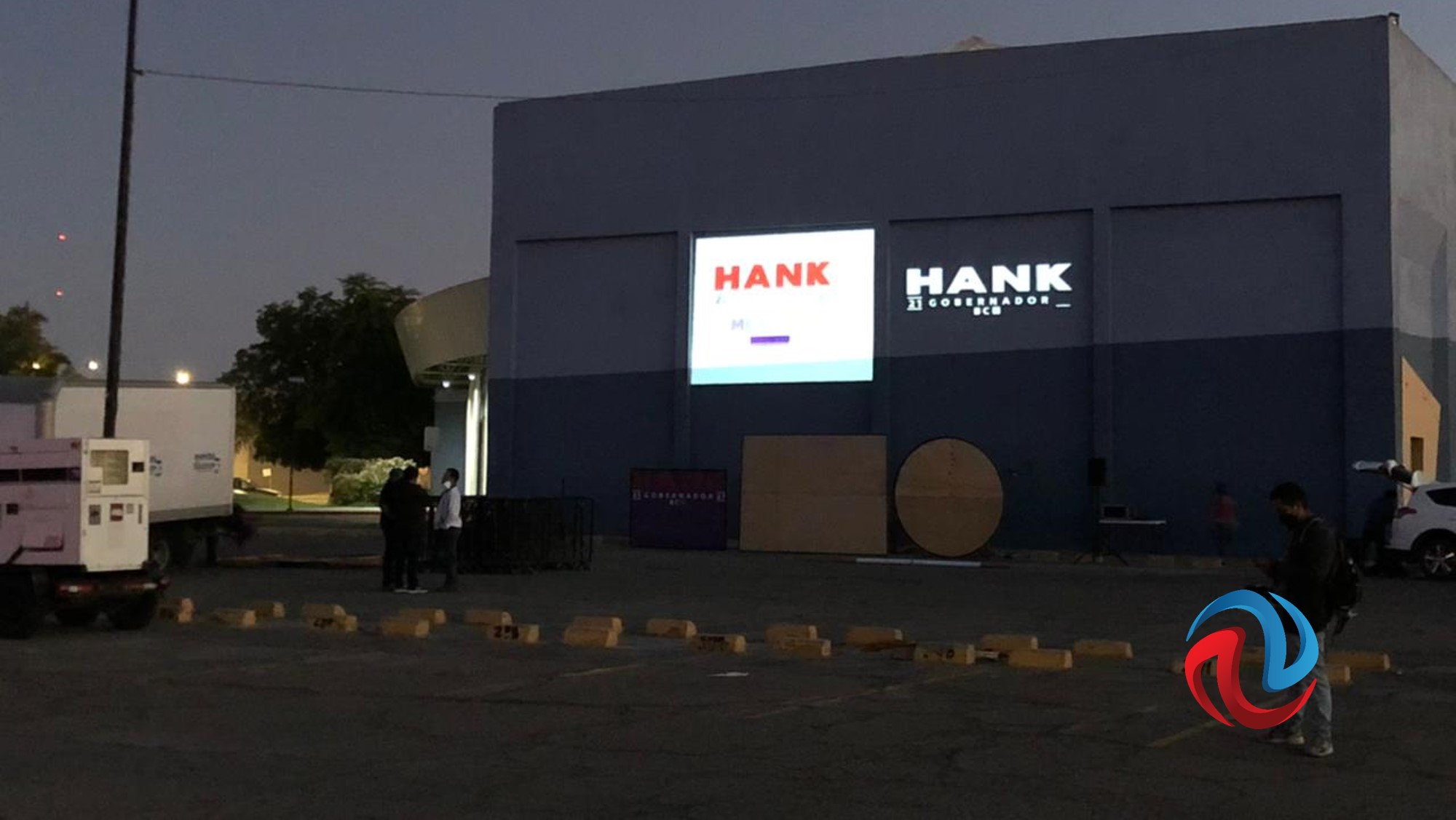 Simpatizantes de Hank, Ojeda y Lupita apostados cerca del lugar del debate 