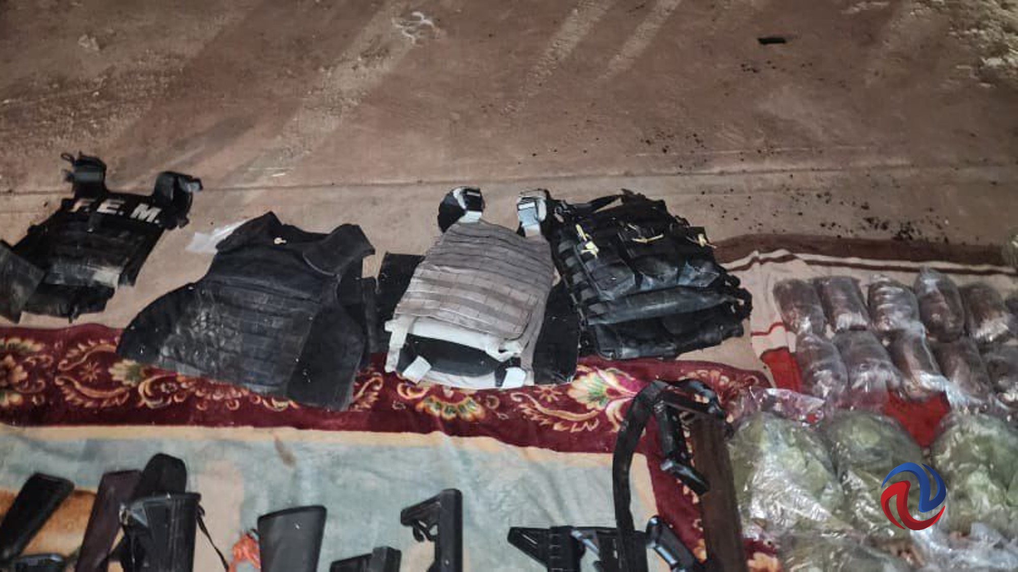 Detienen a cuatro personas con armas, drogas y chalecos blindados