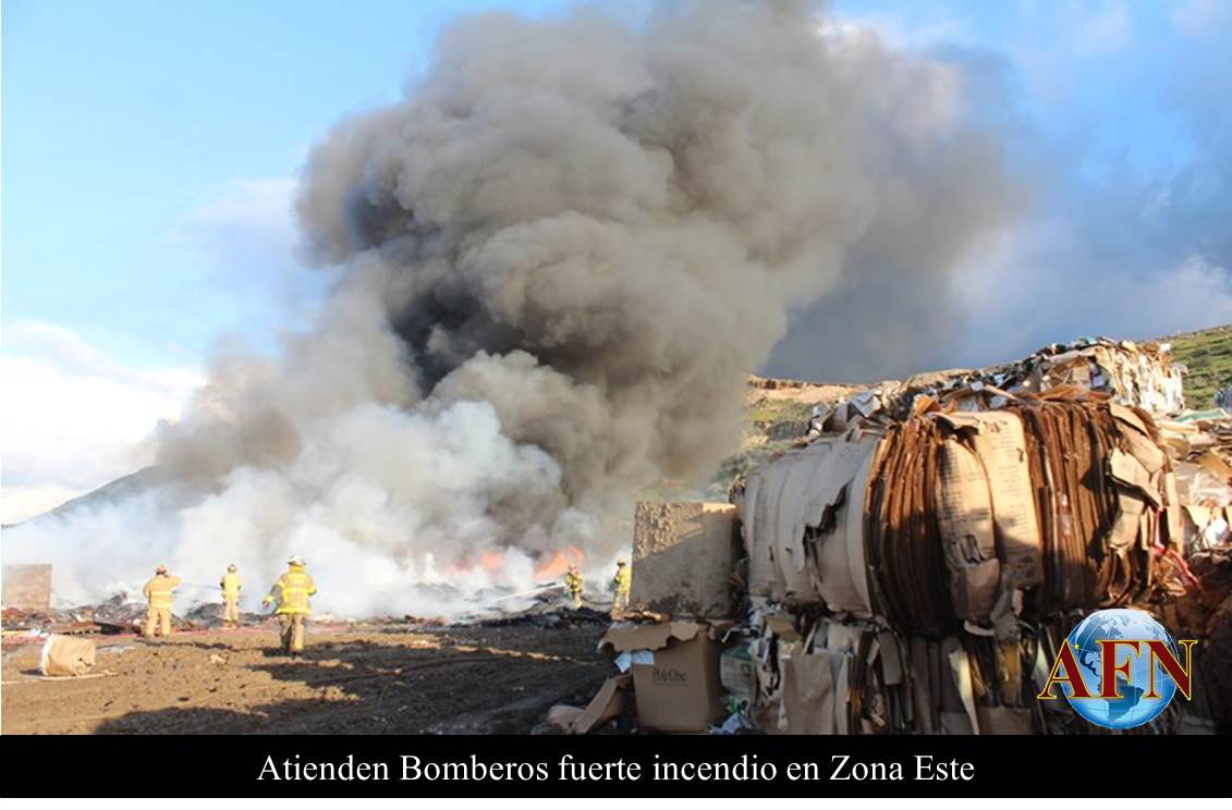 Atienden Bomberos fuerte incendio en Zona Este