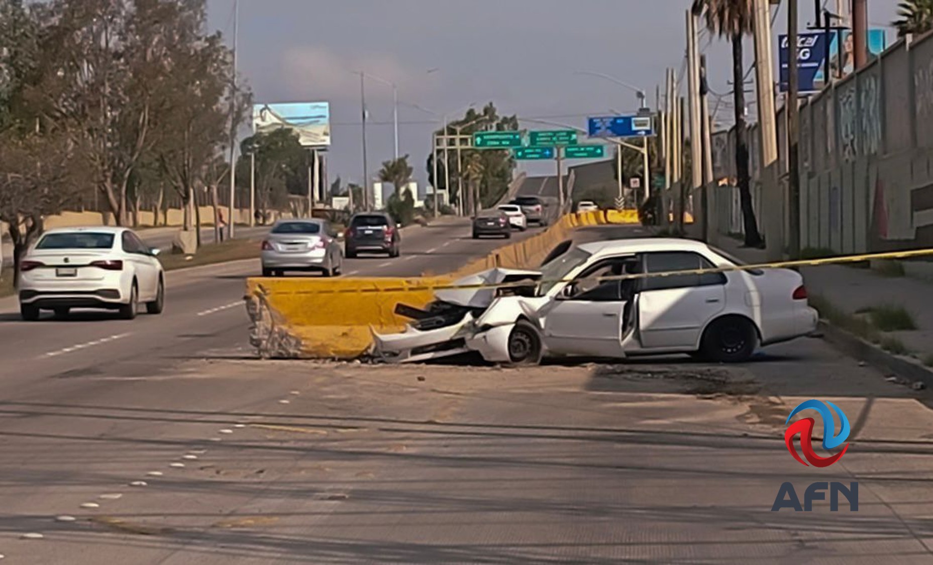 Muere automovilista al impactar contra un muro en la carretera Aeropuerto