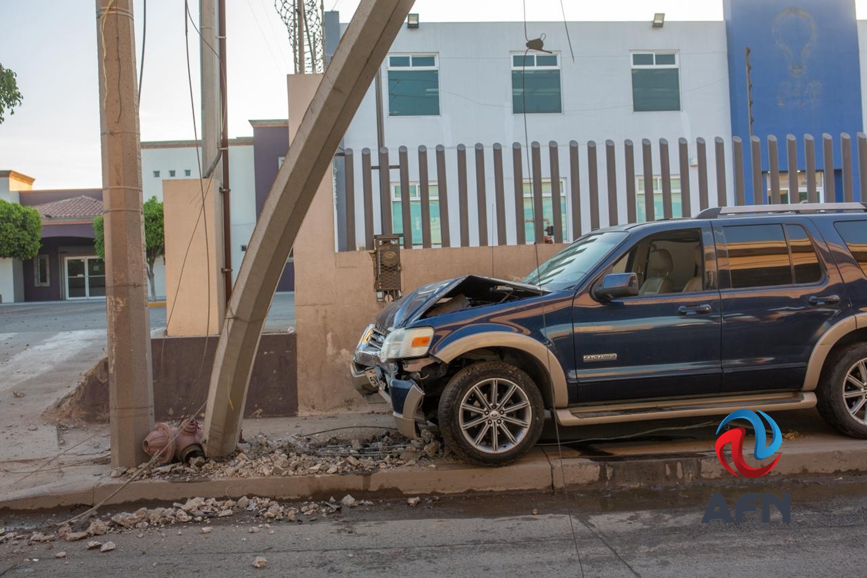 Automovilista choca contra un poste y abandona en el lugar a su acompañante