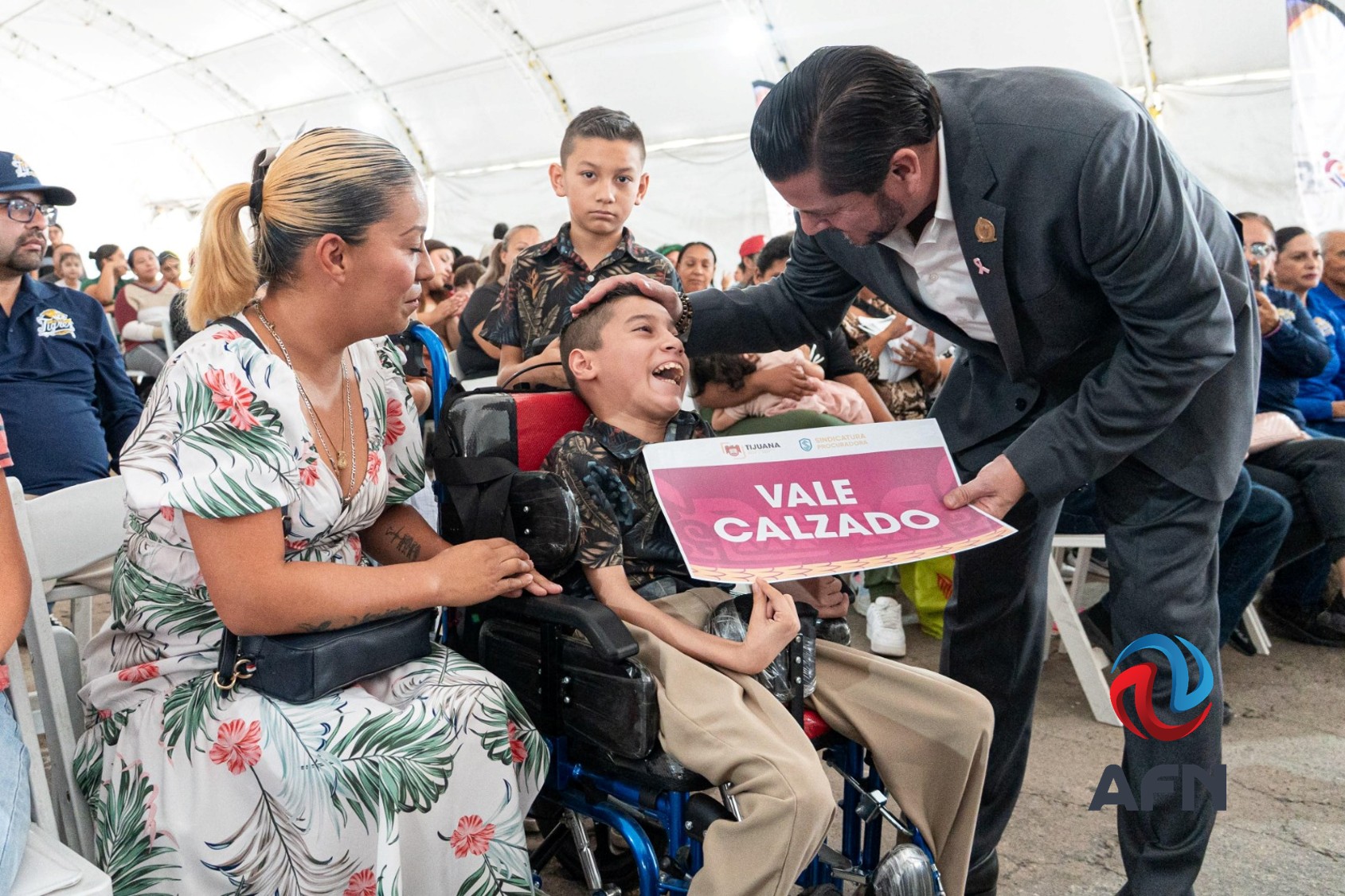 Entrega ayuntamiento vales para calzado a niños con discapacidad