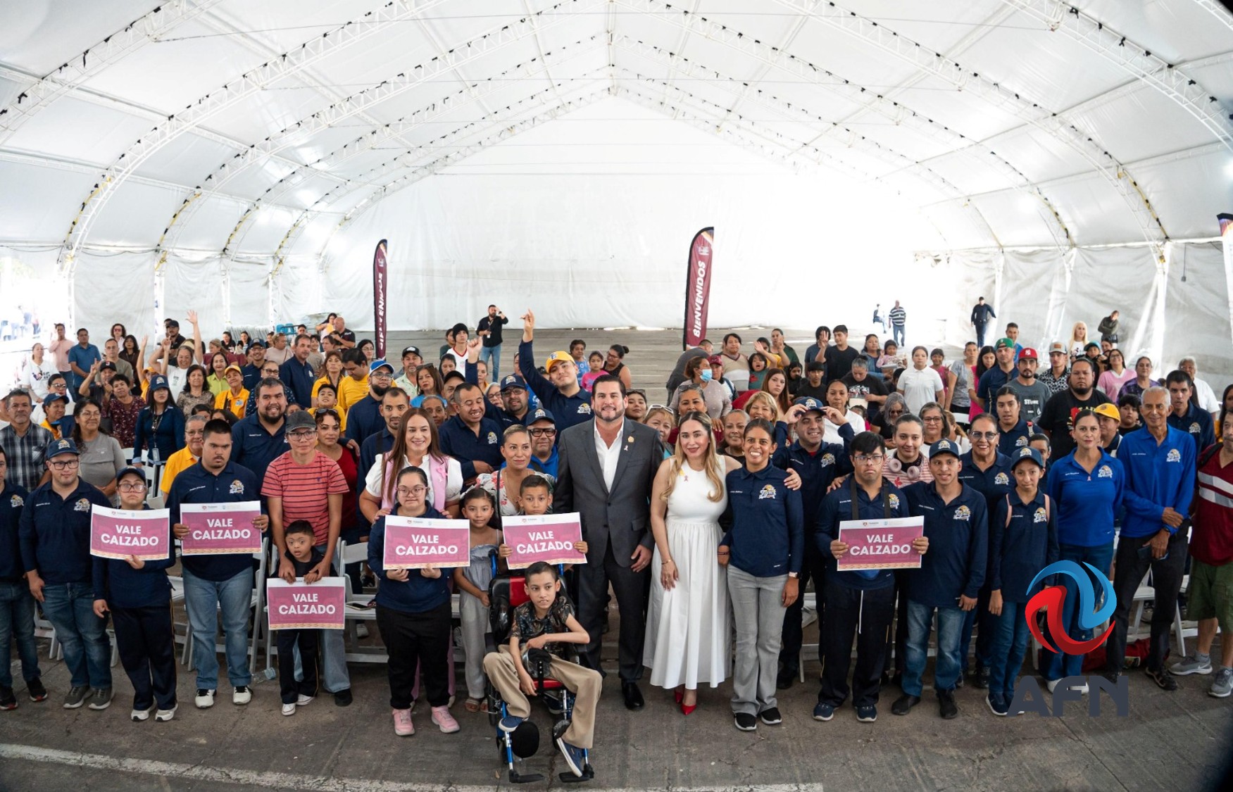 Entrega ayuntamiento vales para calzado a niños con discapacidad
