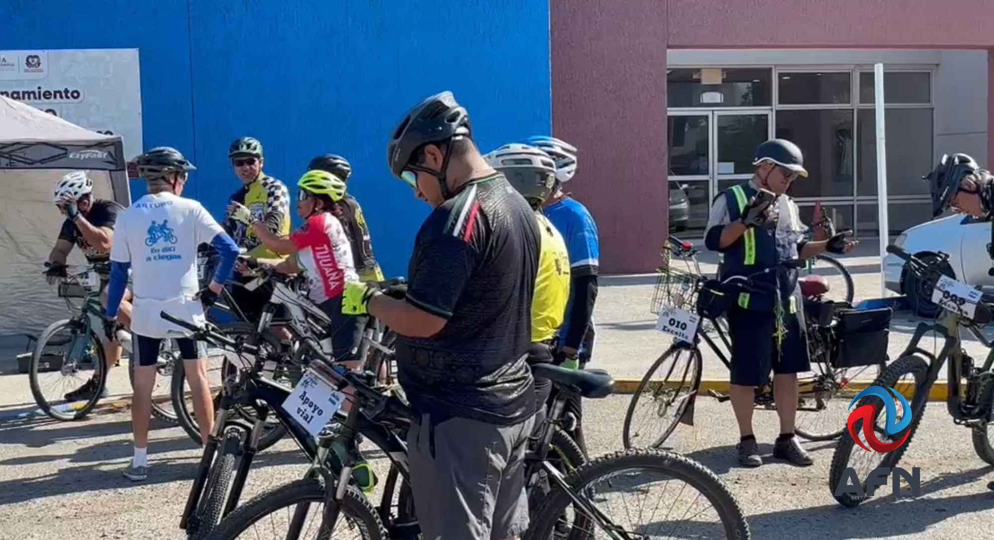 Participan tijuanenses en el Paseo en bici a ciegas