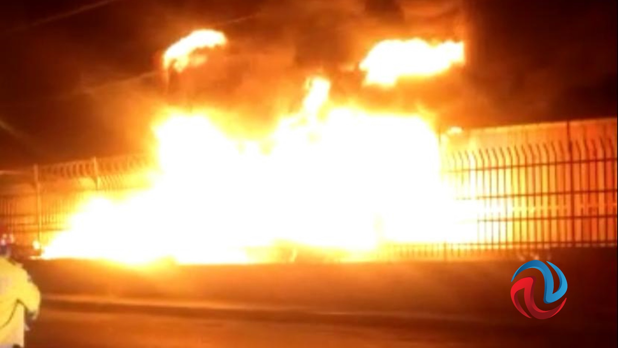 Tras incendio descubren salida de emergencia bloqueada 