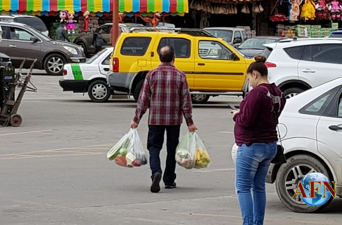 Comercios aún entregan bolsas de plástico