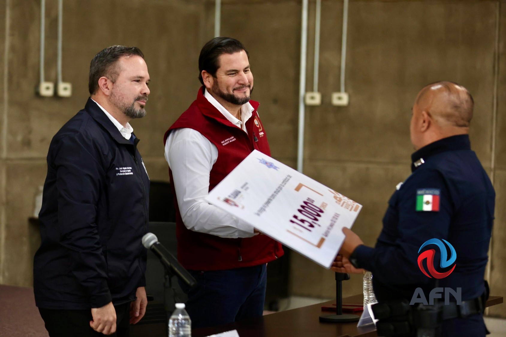 Entregan bono anual a policías de Tijuana