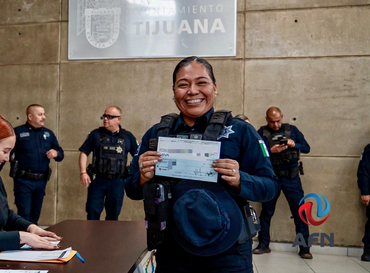 Entregan bono anual a policías de Tijuana