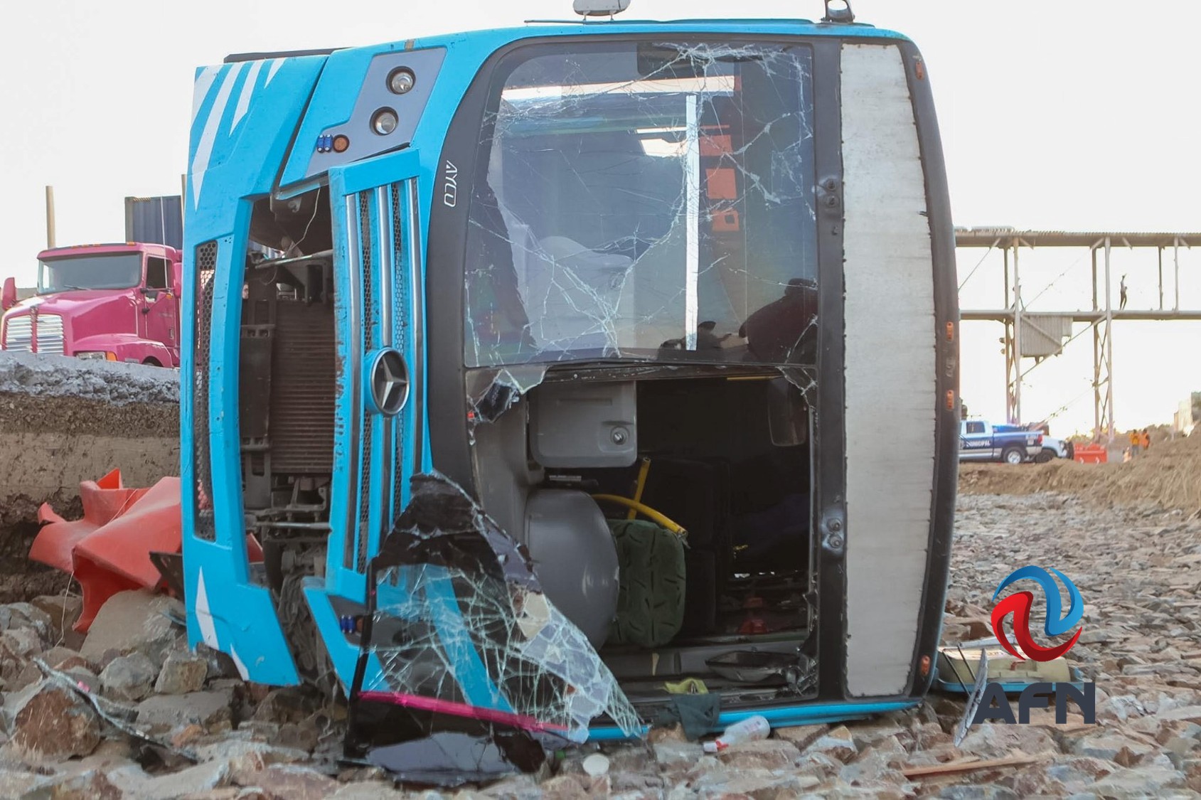 Camión de transporte de personal volcó en el Bulevar 2000; hay 15 heridos 