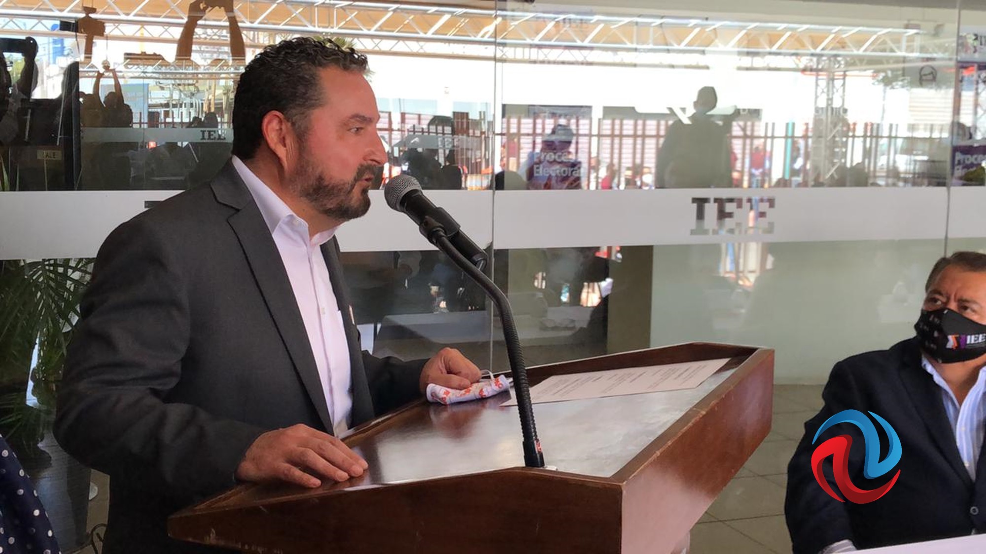 Carlos Atilano se registra como candidato a la gubernatura 
