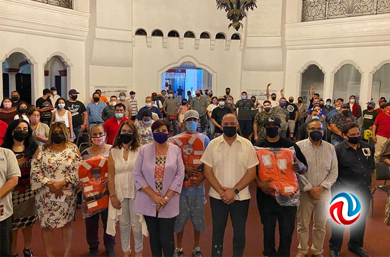 Capacitan a pescadores sobre técnicas de supervivencia en el mar