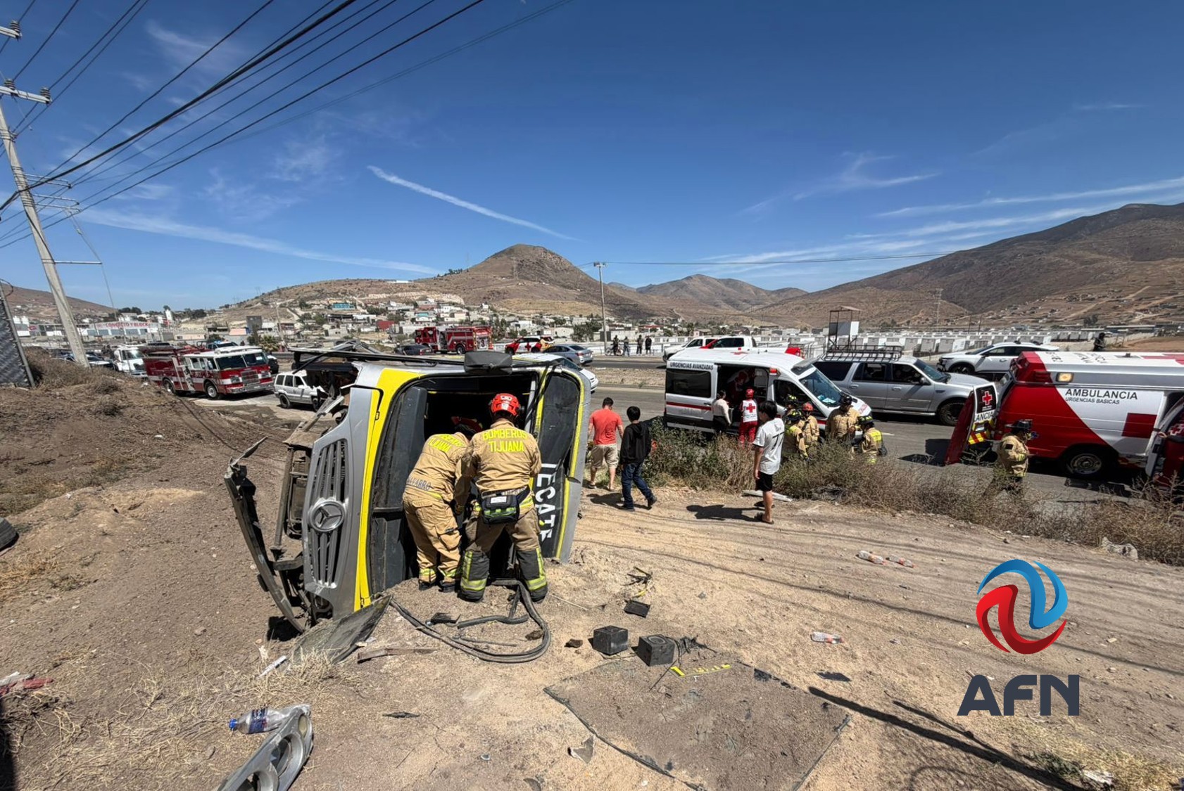 Volcó camión en la carretera Tijuana-Tecate; hay al menos 20 heridos
