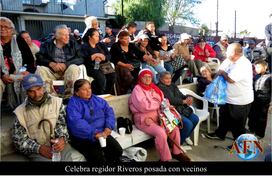 Celebra regidor Riveros posada con vecinos
