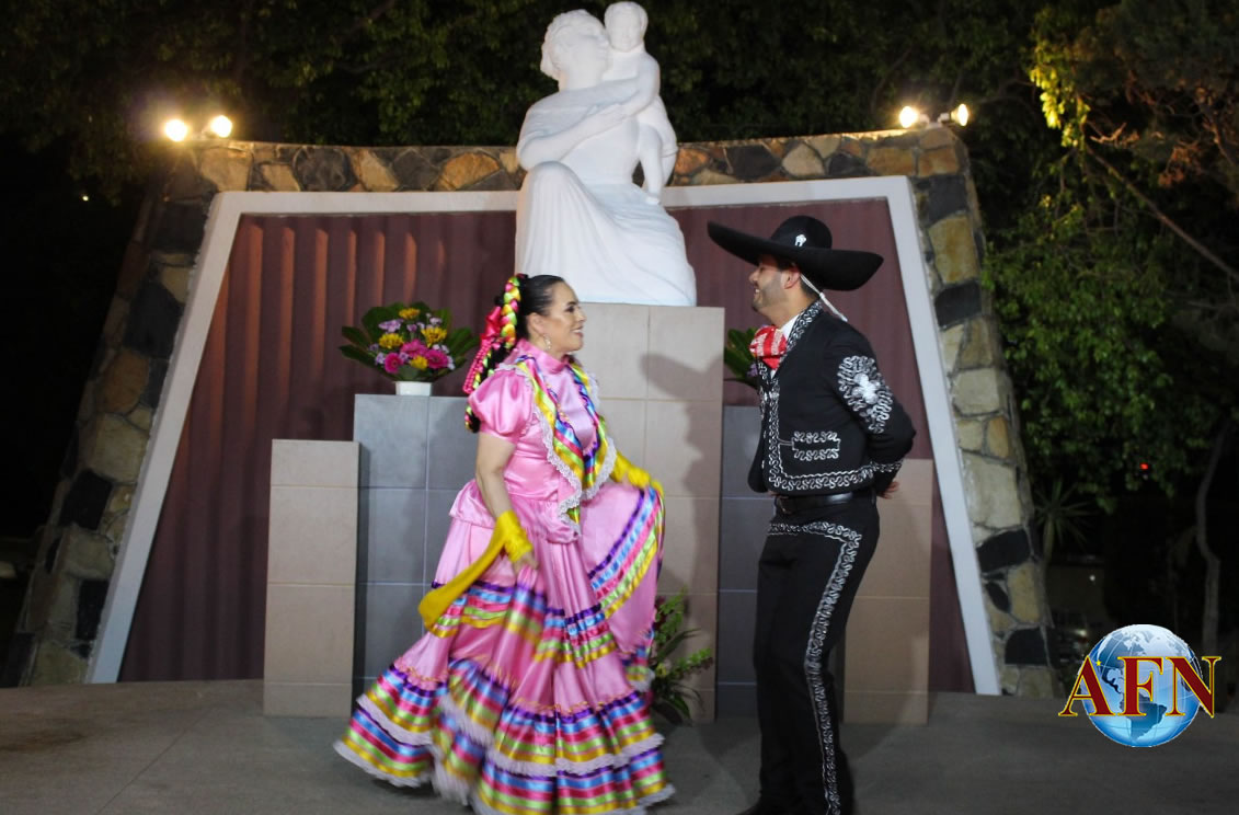 Celebran a mamás y sus familias