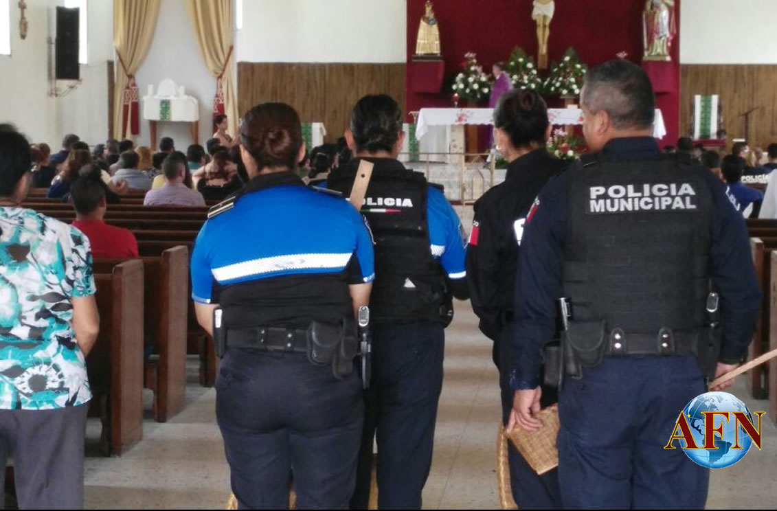 Honran a policía caído
