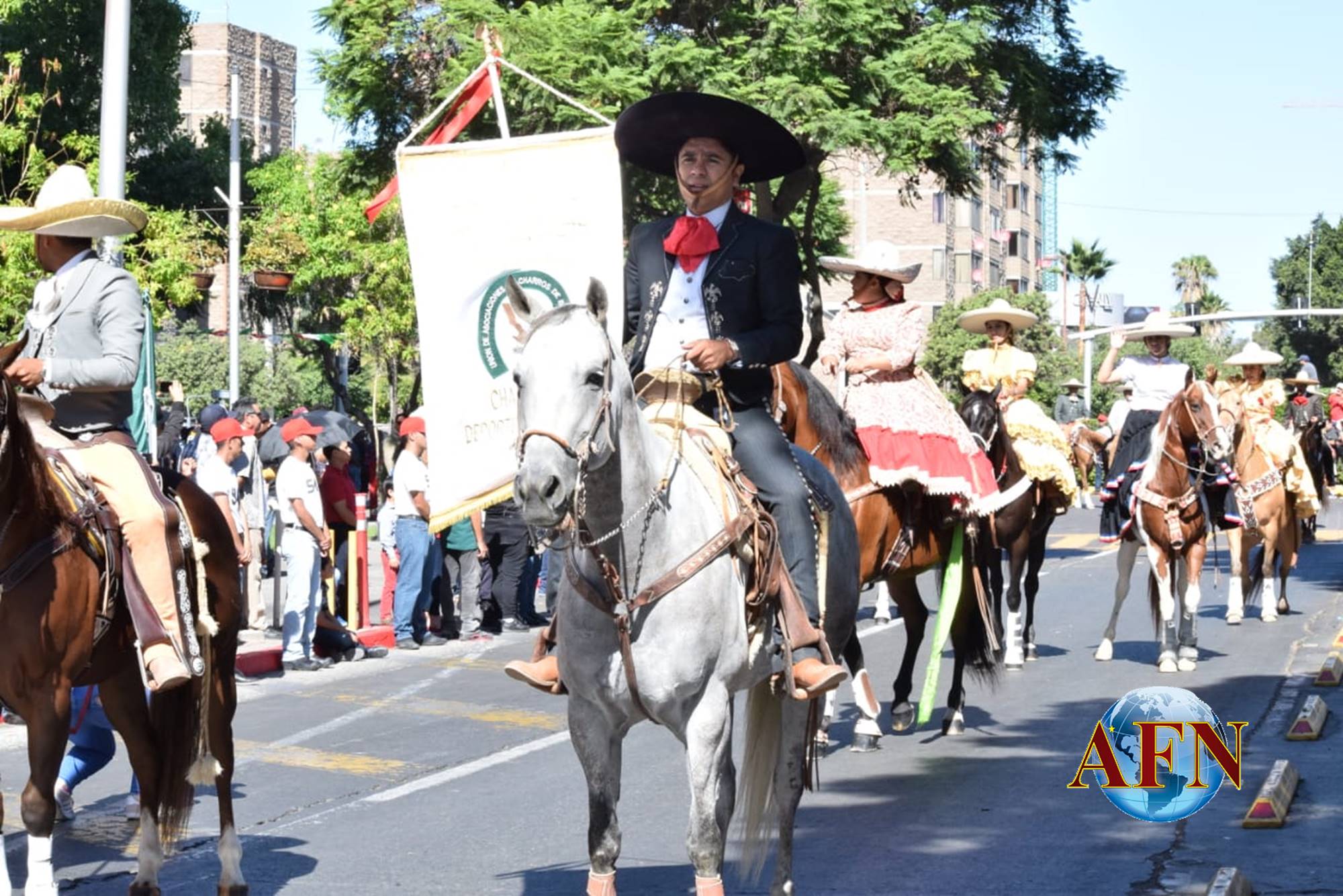 Celebran desfile por Independencia de México 