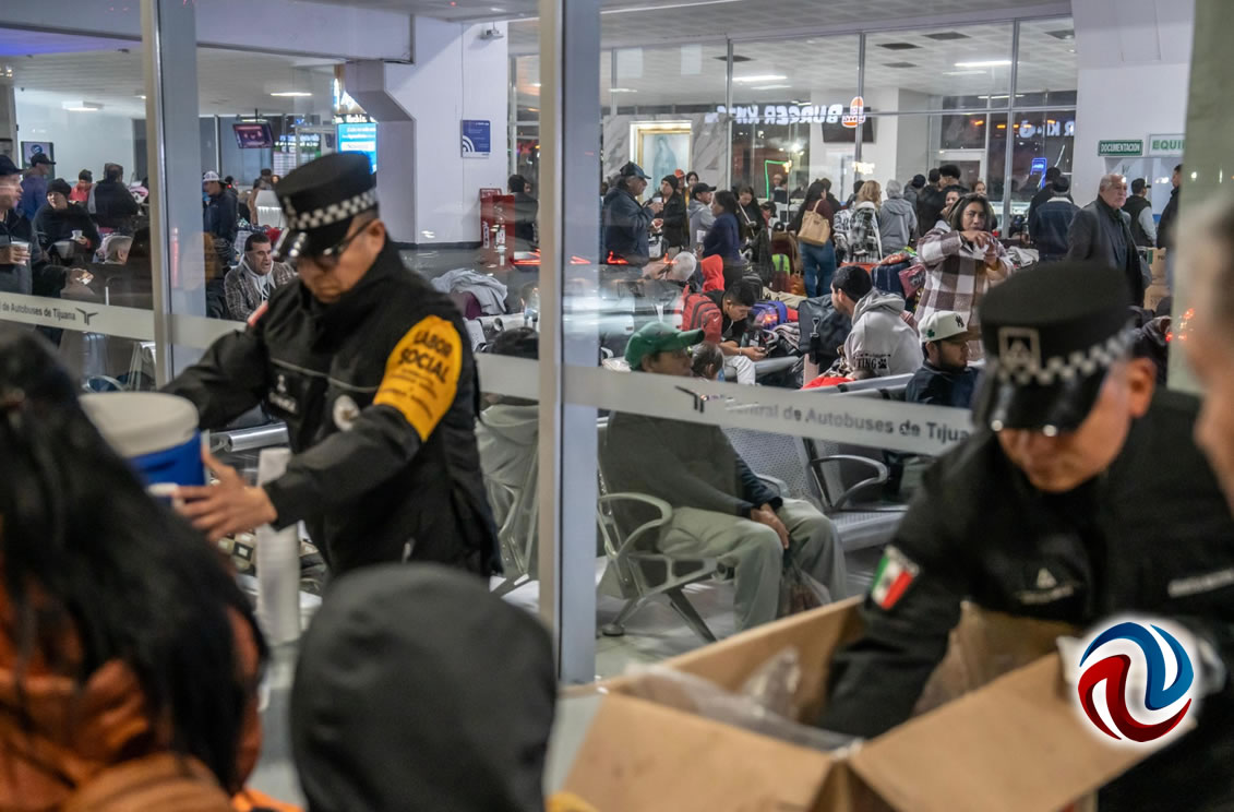 Abarrotan viajeros la central de autobuses de Tijuana