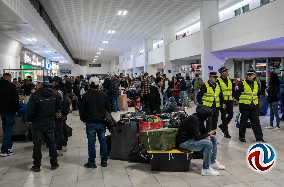 Abarrotan viajeros la central de autobuses de Tijuana
