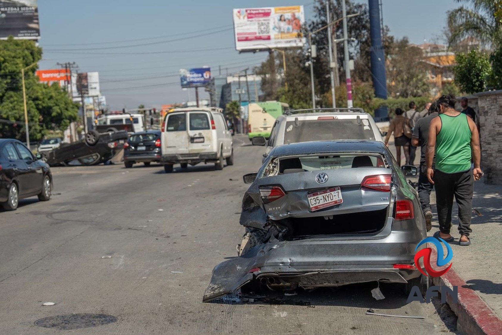 Persecución policiaca terminó en choque múltiple y volcadura